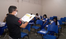 Bolsonaro concede 33% de aumento salarial a professores