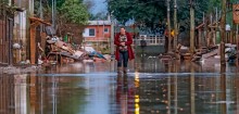 Ponte de contêineres é destruída no Rio Grande do Sul