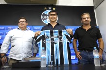 Grêmio apresenta treinador Gustavo Quinteros