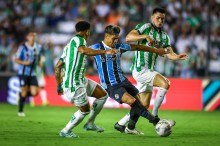 Grêmio sofre primeira derrota sob comando de Quinteros e foca no Gre-Nal