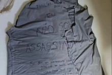 " Eu não sou assassina!" Deise de Moura dos Anjos deixou uma “carta de despedida” escrita em uma blusa antes de morrer