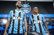 Grêmio apresenta o lateral Lucas Esteves e o zagueiro Wagner  Leonardo