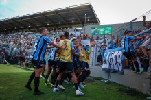 Gustavo Martins marca de bicicleta, Volpi brilha nas penalidades e o Grêmio está classificado à final