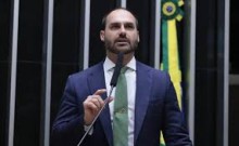 Eduardo Bolsonaro se afasta da Câmara e vai aos EUA denunciar perseguição política