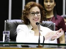 Moraes pede 10 anos de prisão para deputada eleita por confrontar o sistema