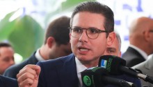 Hugo Motta recua após pressão e joga para o plenário decisão polêmica de Moraes contra Carla Zambelli