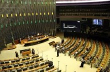 Câmara aguarda liberação de R$ 500 milhões em emendas em meio a tensão com o governo