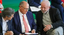Governo Lula se mobiliza para tentar reverter tarifa americana de 50% sobre produtos brasileiros