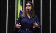 Deputada do PT acusada de agredir Nikolas Ferreira fica fora da lista de investigados