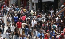 População brasileira chega a 213,4 milhões em julho de 2025