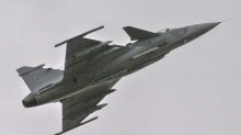 Primeiro caça Gripen montado no Brasil faz voo inaugural em Gavião Peixoto (SP)