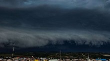 Inmet emite alerta vermelho de tempestade no RS para sexta; 300 estão fora de casa