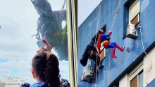 Super-heróis descem de rapel e visitam crianças internadas em hospitais de Porto Alegre