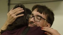 Educador de 32 anos se torna o primeiro mestre surdocego da UnB