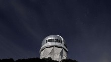 Astrônomos acham a primeira estrela verde já vista; veja o que explica a cor