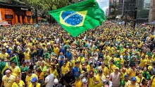 Flávio leva 'Bloco do 22' à Paulista; apoiadores de Lula fazem ato em Brasília