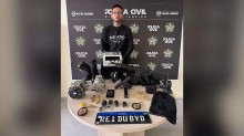'Rei dos Batidos' é preso com pistola de policial federal e distintivos falsos no RJ
