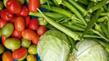 Prévia da inflação cai para 0,32%, mas comida em casa sobe 1,01%; tomate lidera