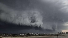 Ciclone na costa do RS e frente fria trazem temporais e granizo no fim de semana