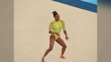 Rebeca Andrade é tricampeã mundial no salto e faz o que nem Simone Biles conseguiu