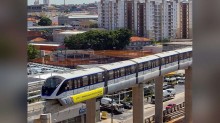 Guindaste tomba sobre o monotrilho em SP e é atingido por trem em movimento