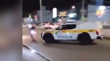 Vídeo mostra viatura na contramão antes de atingir motociclista em Florianópolis