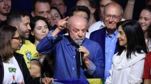 Lula reage à saída de Flávio do país: "Vergonhoso"