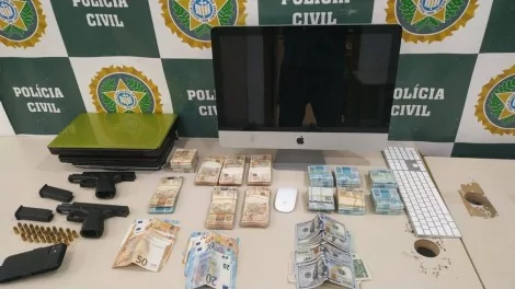 Polícia apreende armas dinheiro e computador na casa de Belo — Foto: Reprodução