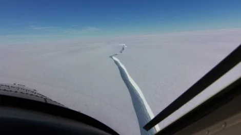Vista aérea do iceberg que se separou da plataforma de gelo Brunt (CRÉDITO: BRITISH ANTARCTIC SURVEYS)