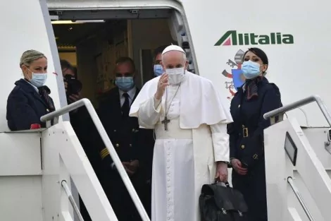 O papa Francisco embarca no avião para a viagem ao Iraque (CRÉDITO: AFP)
