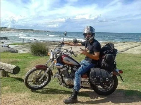 Em 2015, Ruy atravessou toda a costa do Uruguai em uma viagem de moto na companhia de amigos.