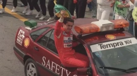 Senna acena em Fiat Tempra após multidão invadir pista de Interlagos para festejar vitória há 28 anos (CRÉDITO: JORGE ARAÚJO/FOLHA)