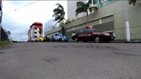 Fiat Tempra ao lado de Fuscas personalizados com as cores dos carros de Senna na F-1 (ARQUIVO PESSOAL)