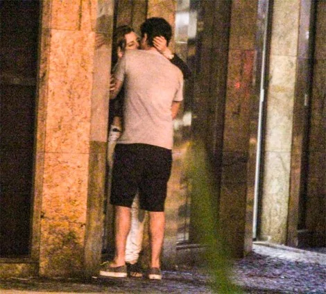 Marcelo Adnet foi flagrado beijando uma loira em uma das avenidas mais movimentadas do bairro do Leblon.
