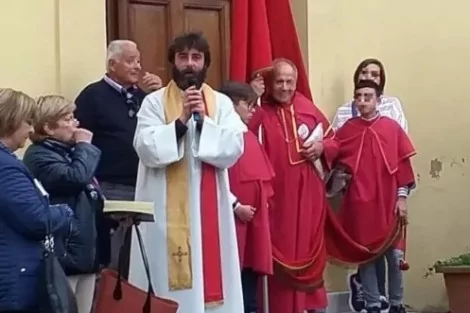 Padre Riccardo Ceccobelli anunciou que vai largar a batina por estar apaixonado por uma mulher (CRÉDITO: REPRODUÇÃO/INTERNET)