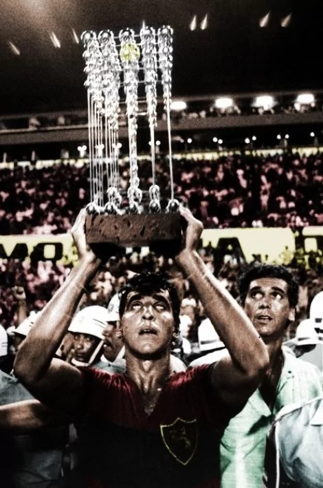 Capitão Estevam, do Sport Recife, erguendo a taça das bolinhas, celebrando o título brasileiro do Sport em 1987 (CRÉDITO: ACERVO/DIÁRIO DE PERNAMBUCO)