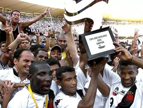 Odvan, Romário e Viola erguem o troféu da Copa João Havelange (CRÉDITO: ACERVO/AFP)