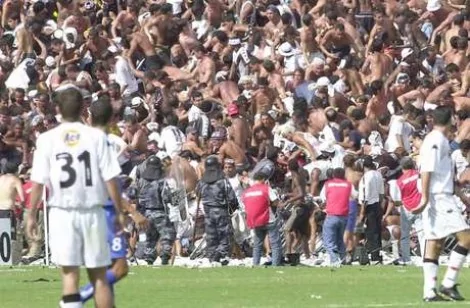 Queda do alambrado de São Januário foi um dos episódios mais tristes do futebol brasileiro (CRÉDITO: GETTY IMAGES)