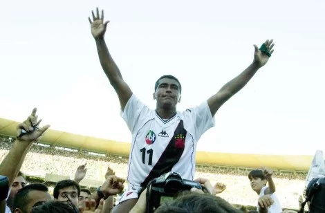 Vasco utilizou camisa com logomarca do SBT na frente e nas costas em final transmitida pela Globo (CRÉDITO: GETTY IMAGES)