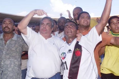 Eurico aponta para Romário em comemoração do título da Copa João Havelange (CRÉDITO: GETTY IMAGES)