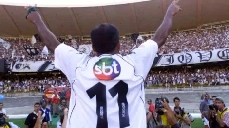 Romário usando a camisa com o logo do SBT (CRÉDITO: DIVULGAÇÃO/YOUTUBE)