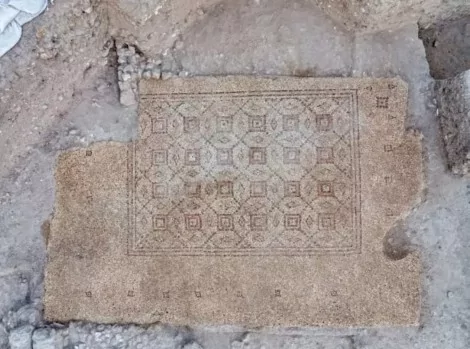 O mosaico será exibido em uma praça em Yavne (CRÉDITO: ASSAF PERETZ/CORTESIA AUTORIDADE DE ANTIGUIDADES DE ISRAEL)