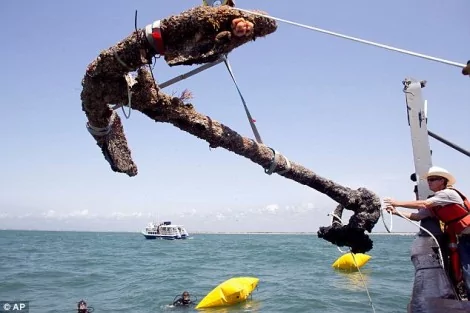 Em maio de 2011, uma âncora que se acredita ser do naufrágio do pirata Barba Negra foi encontrada (CRÉDITO: ROBERT WILLETT/THE NEWS & OBSERVER)
