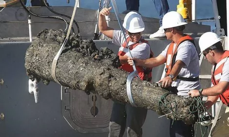 Canhão é retirado dos restos do navio do Barba-Negra, na costa da Carolina do Norte (CRÉDITO: CHUXK BECKLEY/AP)