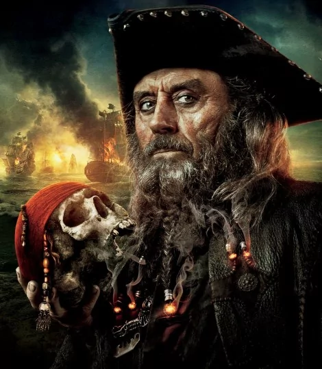 Nos cimenas, o ator Ian McShane interpretou Barba-Negra em Piratas do Caribe: Navegando em Águas Misteriosas (CRÉDITO: DIVULGAÇÃO/DISNEY)
