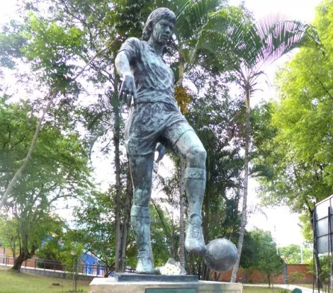 Estátua em homenagem a Andrés Escobar (CRÉDITO: FELIPE SCHIMIDT)
