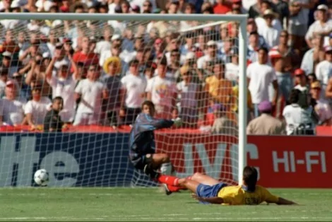 Exato momento do gol contra de Andrés Escobar (CRÉDITO: AFP)