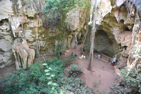 Ossos de criança foram encontrados em escavações na caverna africana Panga ya Saidi (CRÉDITO: SCIENCENEWS)