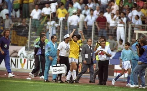 Após o jogo, Maradona saiu com uma camisa do Brasil em 1990 (CRÉDITO: ALLSPORT/UK/ALLSPORT)