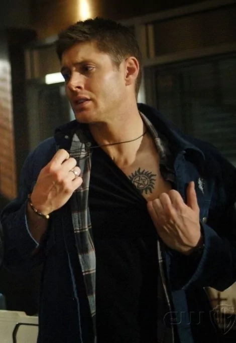 Dean Winchester e a clássica tatuagem contra a possessão demoníaca (CRÉDITO: REPRODUÇÃO)